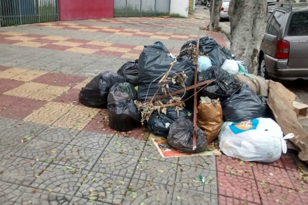 Lixo acumulado em frente a escola José Auricchio, em São Caetano do Sul (Kátia Flora/Blog Mural)