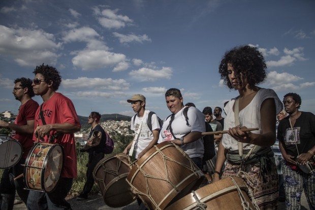 Tambores da Comunidade Cultural Quilombaque durante apresentação de Maracatu