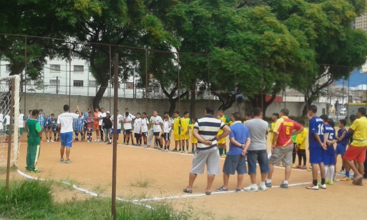 Jogo no campo da Comunidade Esportiva Novo Glicério (Foto: Carina Barros/Agência Mural)